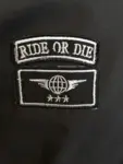 Badge på höger bröst